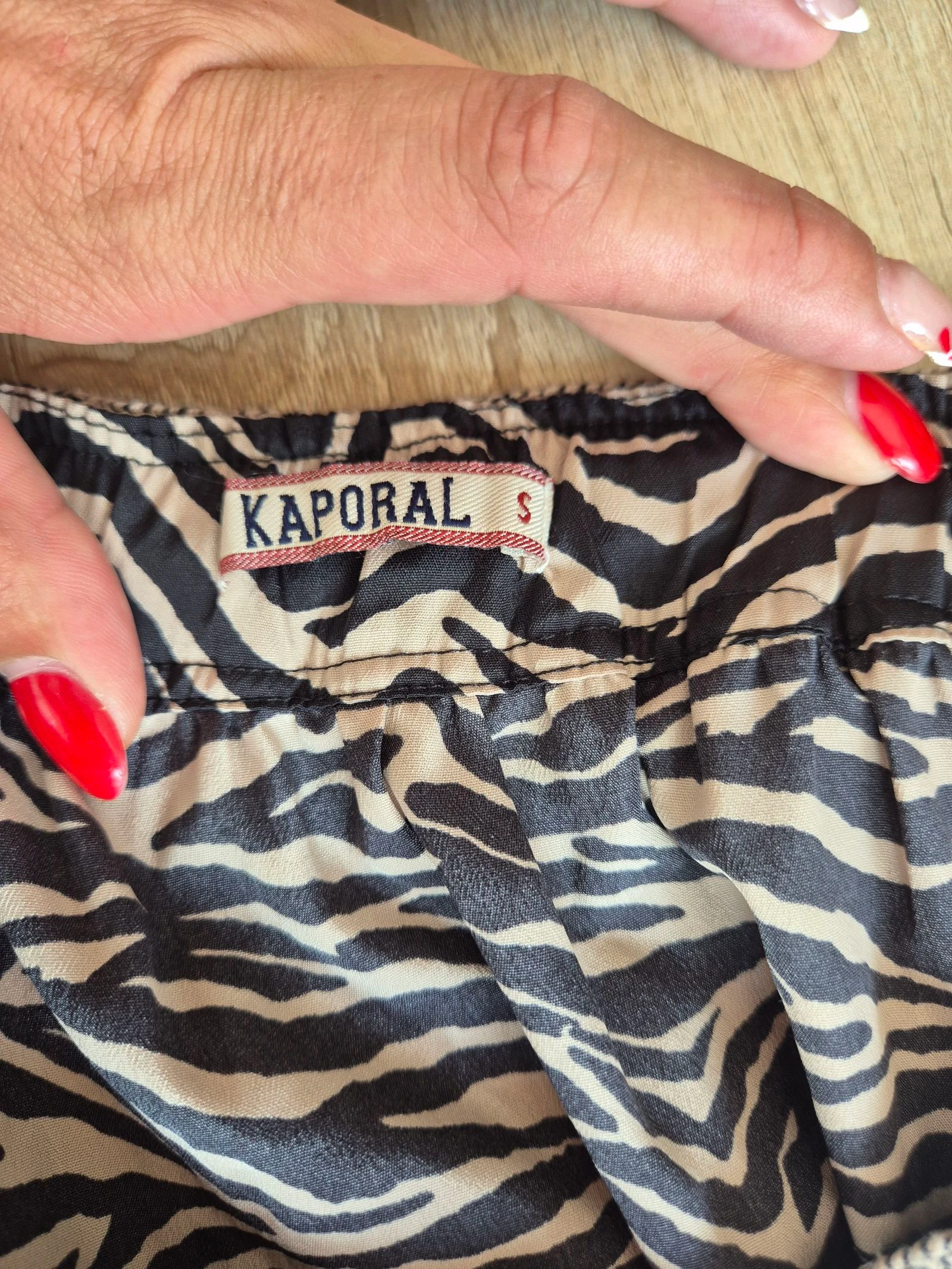 Saia Kaporal com estampa de zebra bege e preta – Tamanho P – Cintura fluida com ajuste elástico – photo 6